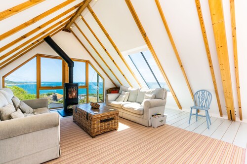 Kaunis ja hyvin suunniteltu "ylösalaisin" talo, josta on panoraamanäköala merelle.