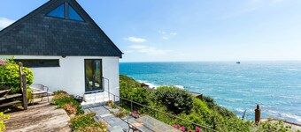 A beautiful and well designed ‘upside-down’ house with panoramic sea views.