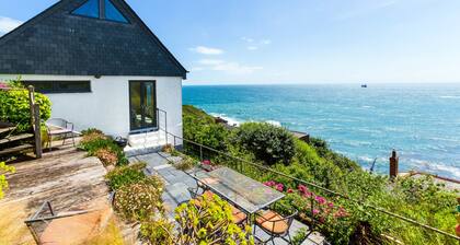 A beautiful and well designed ‘upside-down’ house with panoramic sea views.