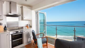 Refrigerador, microondas, horno y lavavajillas