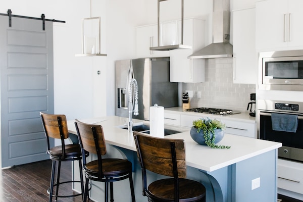 Een koelkast, een microgolfoven, een oven, een kookplaat