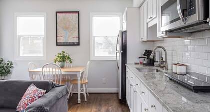 Bright Charming Guesthouse Close to Downtown DC