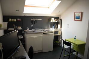 Basic Studio, Private Bathroom, Garden View (L'ATELIER 1) | Shared kitchen | Highchair - Madeleine & Cie (Angers)