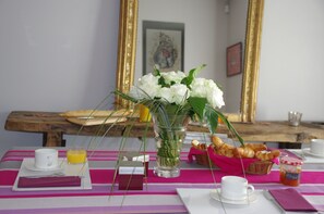 Chambre Triple Confort, salle de bains privée, vue jardin (MADELEINE) | Intérieur