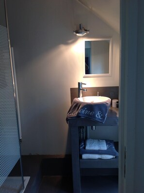 Quadruple Room, Private Bathroom, Garden View (SIDONIE) | Bathroom - Madeleine & Cie (Angers)