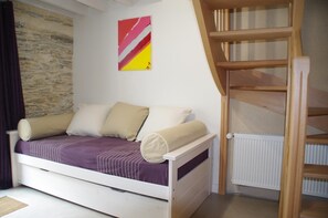 Vierbettzimmer, eigenes Bad, Gartenblick (SIDONIE) | Innenbereich