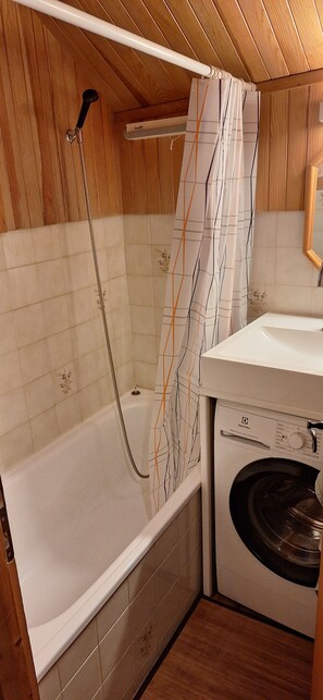 Bathtub, hair dryer