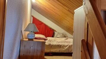 2 bedrooms, iron/ironing board