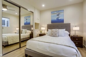 2 habitaciones, escritorio y tabla de planchar con plancha 