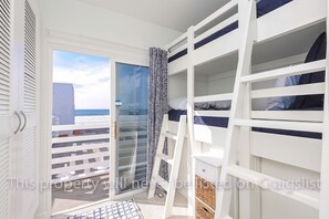3 quartos, ferros/tábuas de passar roupa, berço de viagem