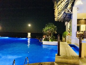 Bar au bord de la piscine