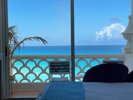 Estudio Deluxe, balcón, vistas al mar | Sábanas de algodón egipcio y ropa de cama de alta calidad