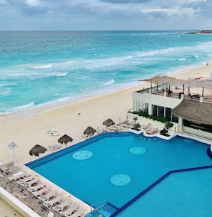 View from room - Beach and Ocean Front Apartments 1 (Cancun)