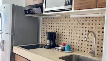 パノラミック スタジオスイート バルコニー ビーチビュー | 専用キッチン | 電子レンジ、電気ポット、調理器具と食器
