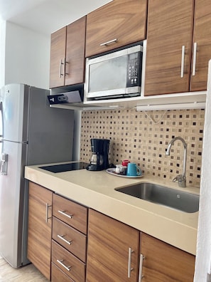 Panoramic Studio Suite, Balcony, Beach View | Private kitchen