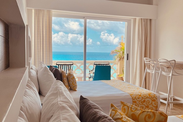 Estudio Deluxe, balcón, vista al mar | Sábanas de algodón egipcio, ropa de cama de alta calidad y edredón
