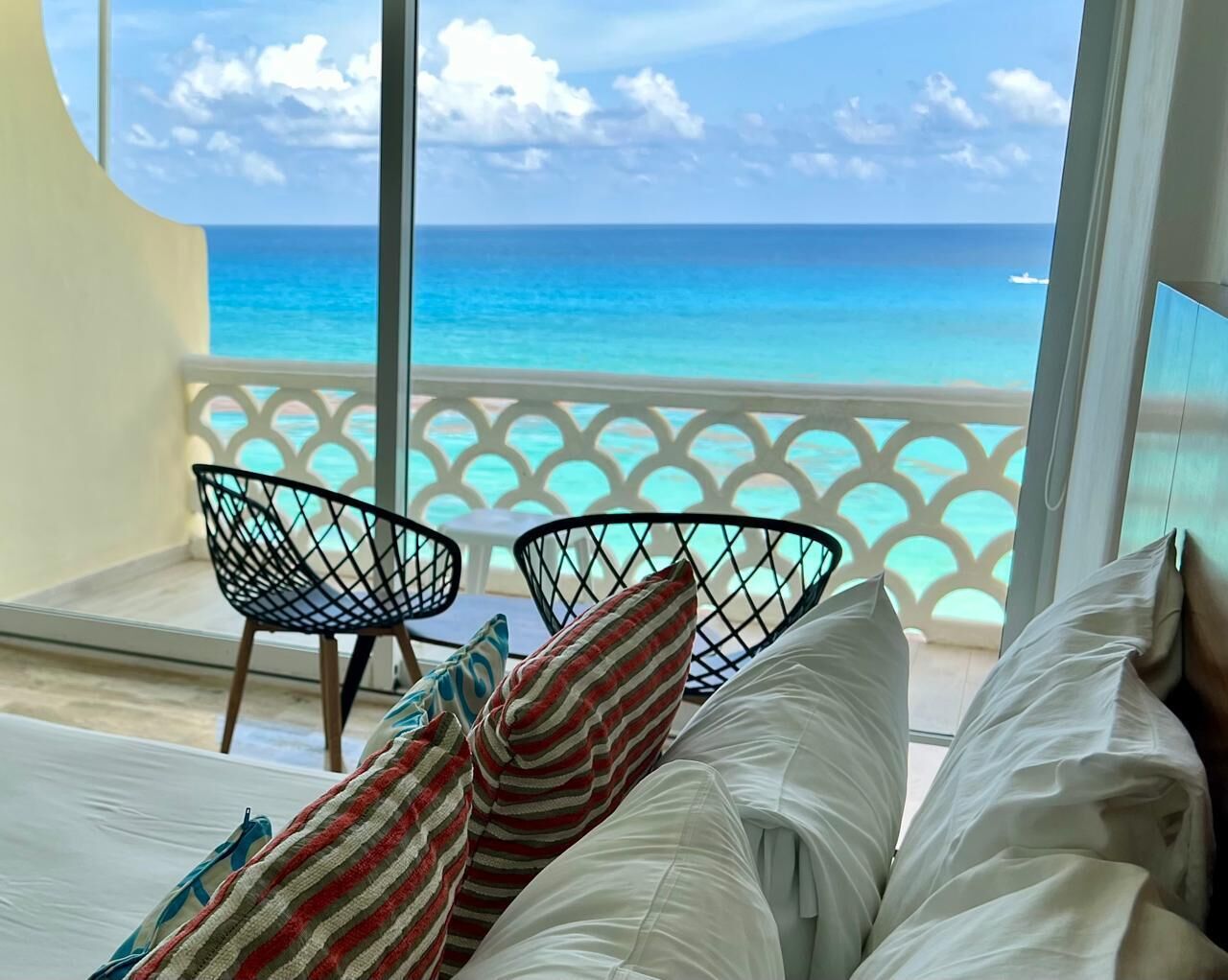 Panoramic Studio Suite, Balcony, Beach View | Egyptian cotton sheets, premium bedding, down comforters