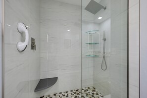 Amenidades de baño gratuitas, secadora de cabello, toallas 