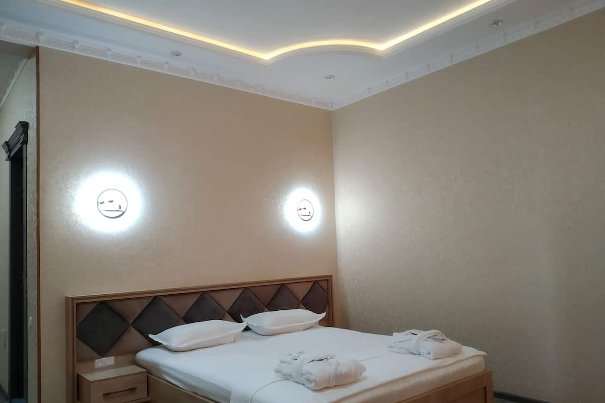 Luxury Suite | Blackout drapes, iron/ironing board (on request), WiFi (free)