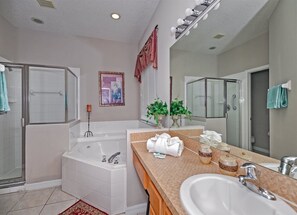 Ferienhaus | Badezimmer | Whirlpool, Haartrockner, Handtücher