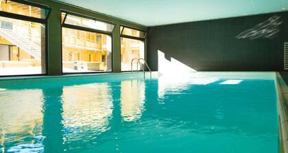 Appartement à 20m du télécabine | Local à Ski + AccÚs Piscine!