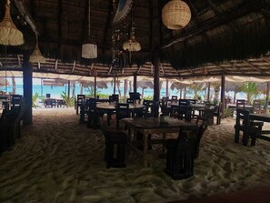 2 restoran; melayani sarapan dan makan siang