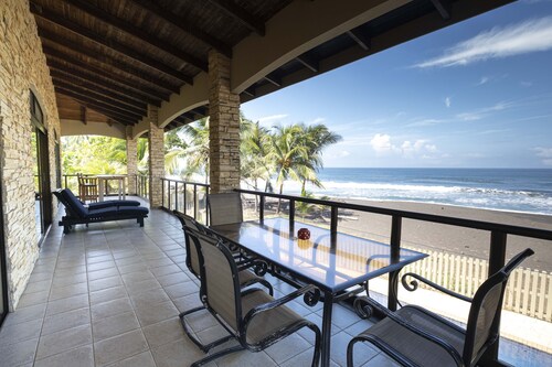 Beach Front Villa in Paradise + Guest House