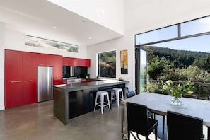Private 3 Bedroom House | Private kitchen | Full-sized fridge, microwave, oven, stovetop - Modern Alpine Living with Spectacular View (Queenstown)