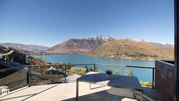 Private 3 Bedroom House | Balcony