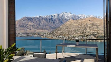 Private 3 Bedroom House | Balcony