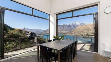 Private 3 Bedroom House | In-room dining