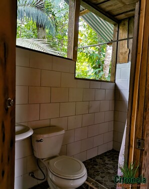 Familiekamer | Badkamer | Een douche, handdoeken, zeep, toiletpapier