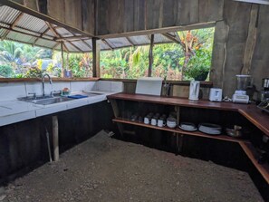 小型冷蔵庫、コンロ、調理器具と食器