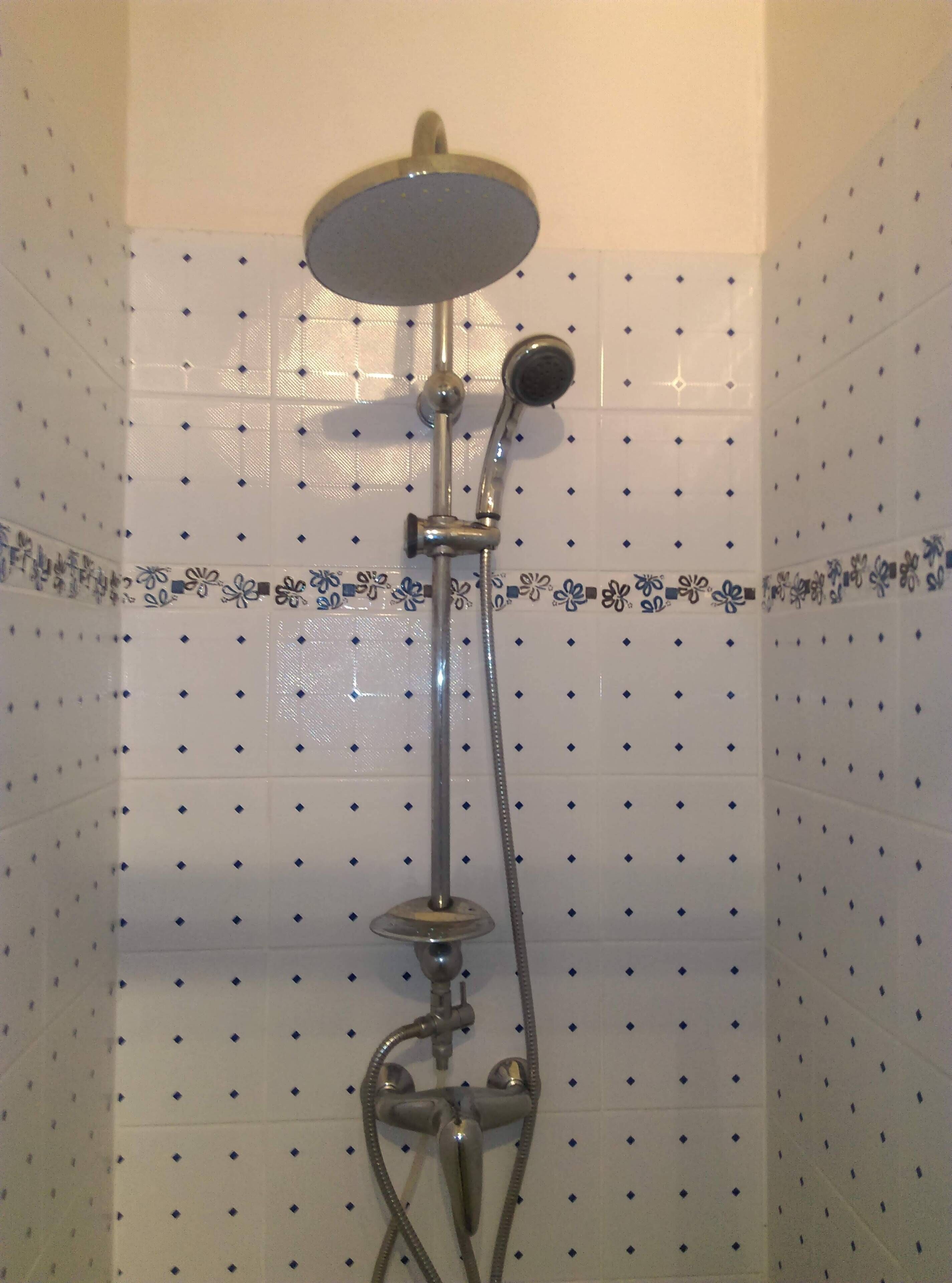 Haartrockner, Handtücher, Seife, Toilettenpapier