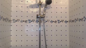 Haartrockner, Handtücher, Seife, Toilettenpapier