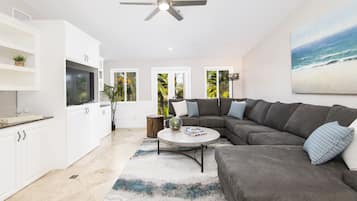 Een smart-tv, een open haard, een tafeltennistafel en een kantoor