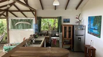 Refrigerador, horno, parrilla de estufa y cafetera y tetera