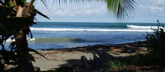 UUSI KOTI JUNGLEn Rannalla.  Surffata, vesiputous, jooga, ravintolat lähellä.