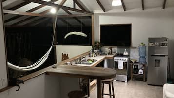 Fridge, oven, stovetop, coffee/tea maker