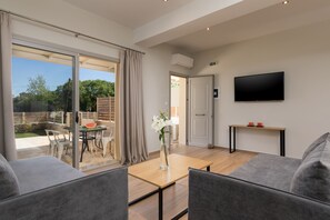 TV, books - Senses Suite Tria: Luxury, renovated Apartment in Corfu (Dassia)