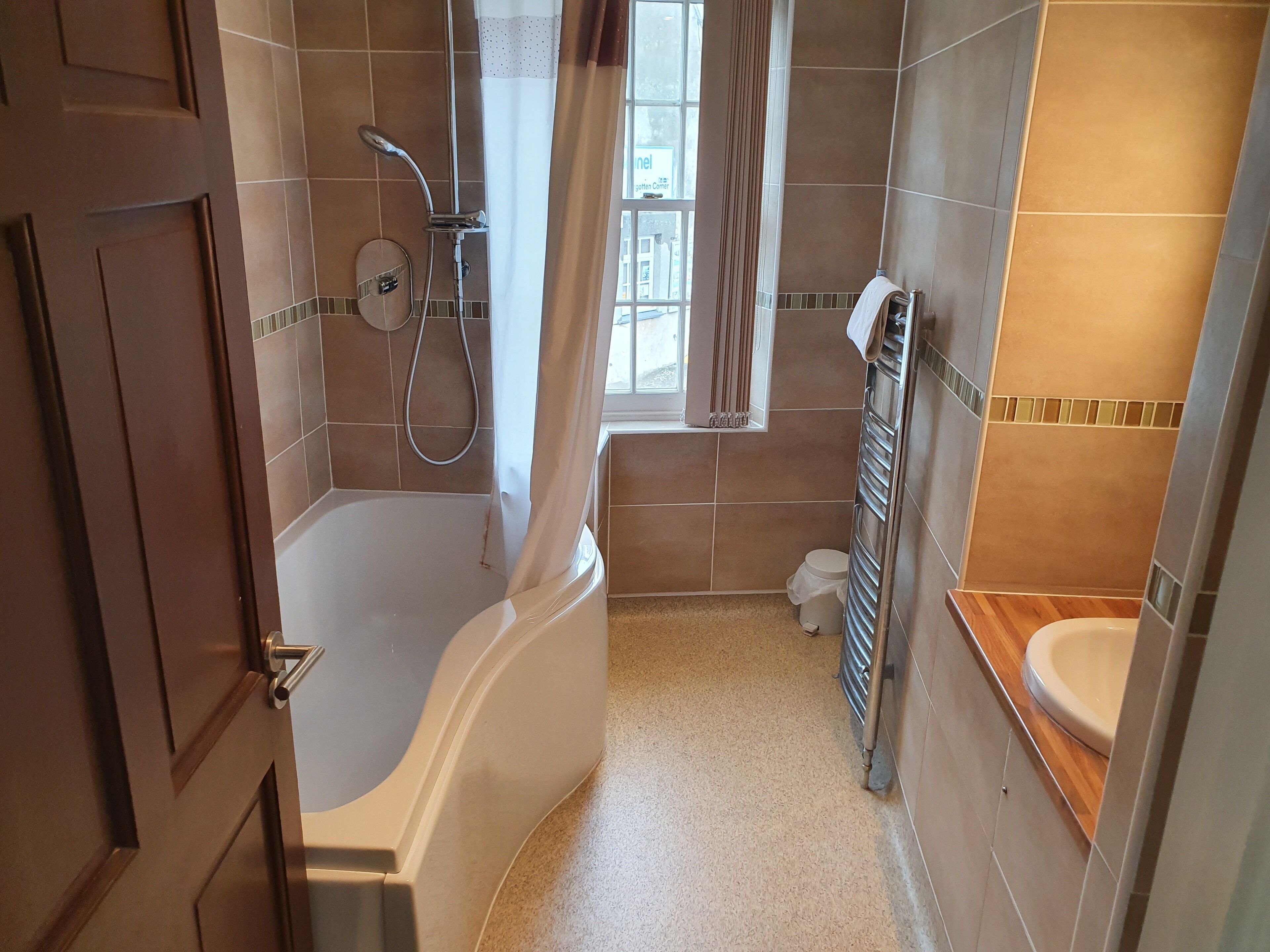Un baño con bañera, ducha e inodoro.