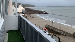 A balcony with a view of a rocky beach and the sea. - Halfway House Inn (Torpoint)