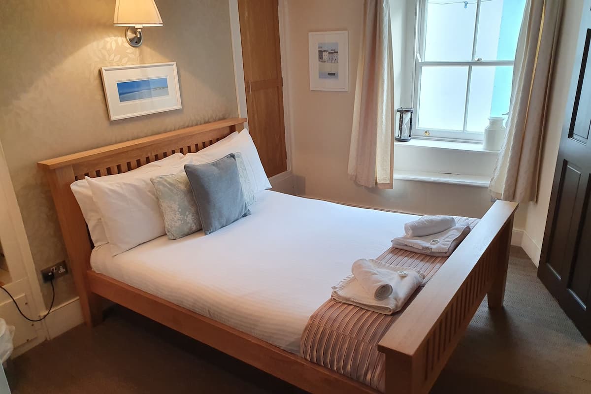 Habitación doble (Room 6) | Cortinas blackout, wifi gratis y ropa de cama