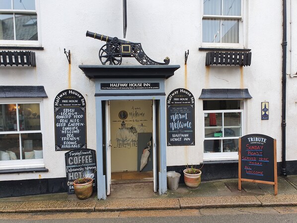 Property entrance - Halfway House Inn (Torpoint)