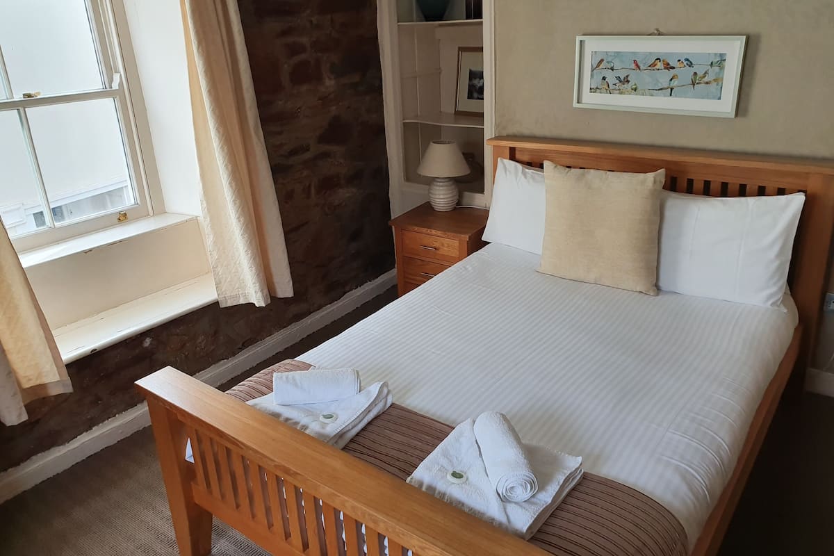 Habitación doble (Room 5) | Cortinas blackout, wifi gratis y ropa de cama