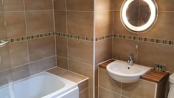 Un bagno moderno dotato di vasca, lavabo e servizi igienici.