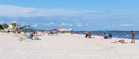 Beach nearby, sun-loungers, beach towels