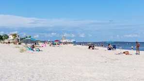 Vlak bij het strand, ligstoelen aan het strand, strandlakens