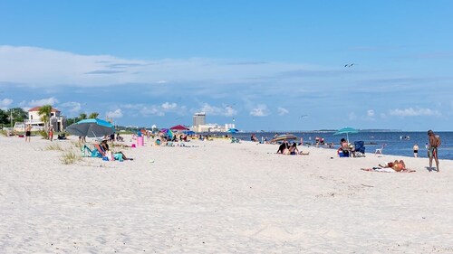 Beach House 🌴  Gulfport  “ Sandy Bottoms” <br>3 bed / 3 bath townhouse! <br>