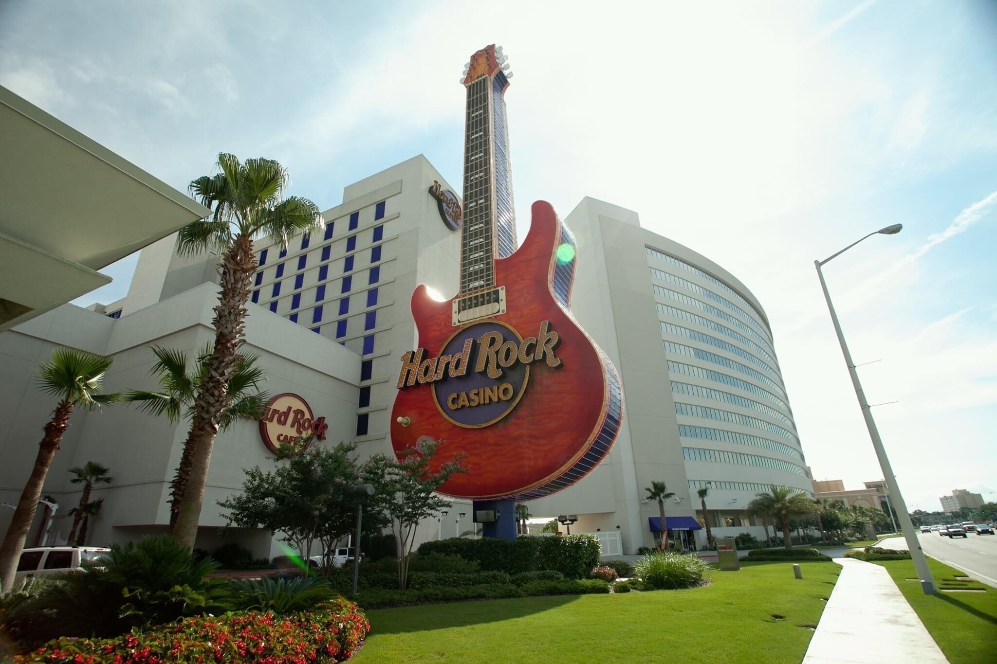 Ein Hard Rock Casino Gebäude mit einer großen Gitarrenskulptur davor.